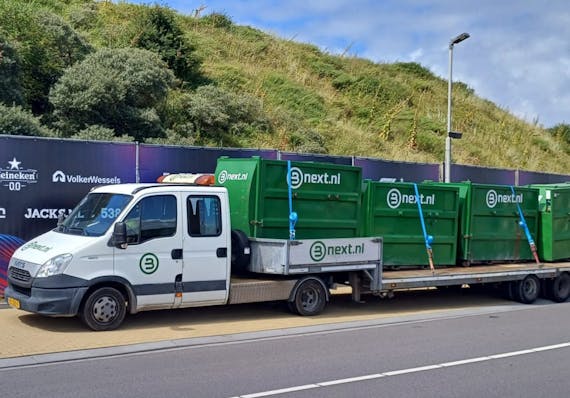 Vier miniperscontainers op een Bnext.nl aanhanger op het Circuit van Zandvoort