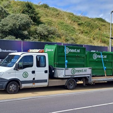 Vier miniperscontainers op een Bnext.nl aanhanger op het Circuit van Zandvoort
