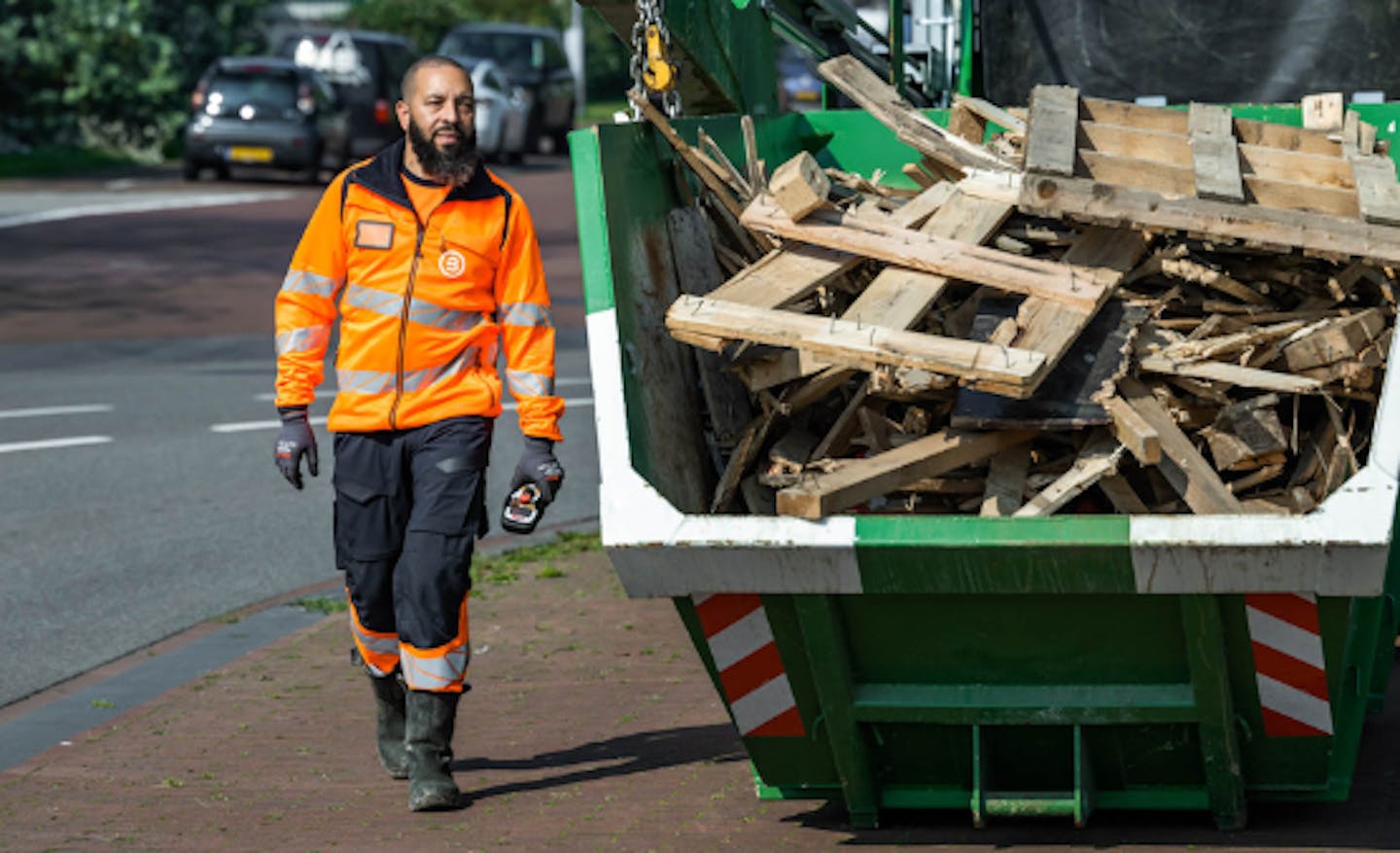 Container gevuld met afvalhout in een stedelijke omgeving