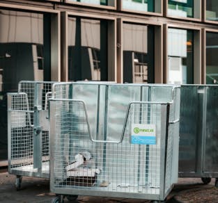 Gaaskooien van Bnext.nl bij een gebouw