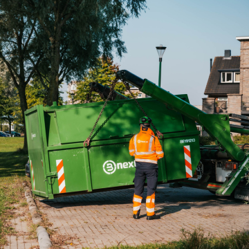 9m3 gesloten container wordt geplaatst in een woonwijk