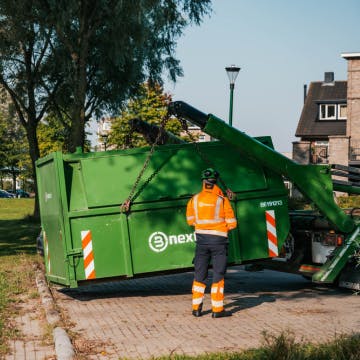 9m3 gesloten container wordt geplaatst in een woonwijk