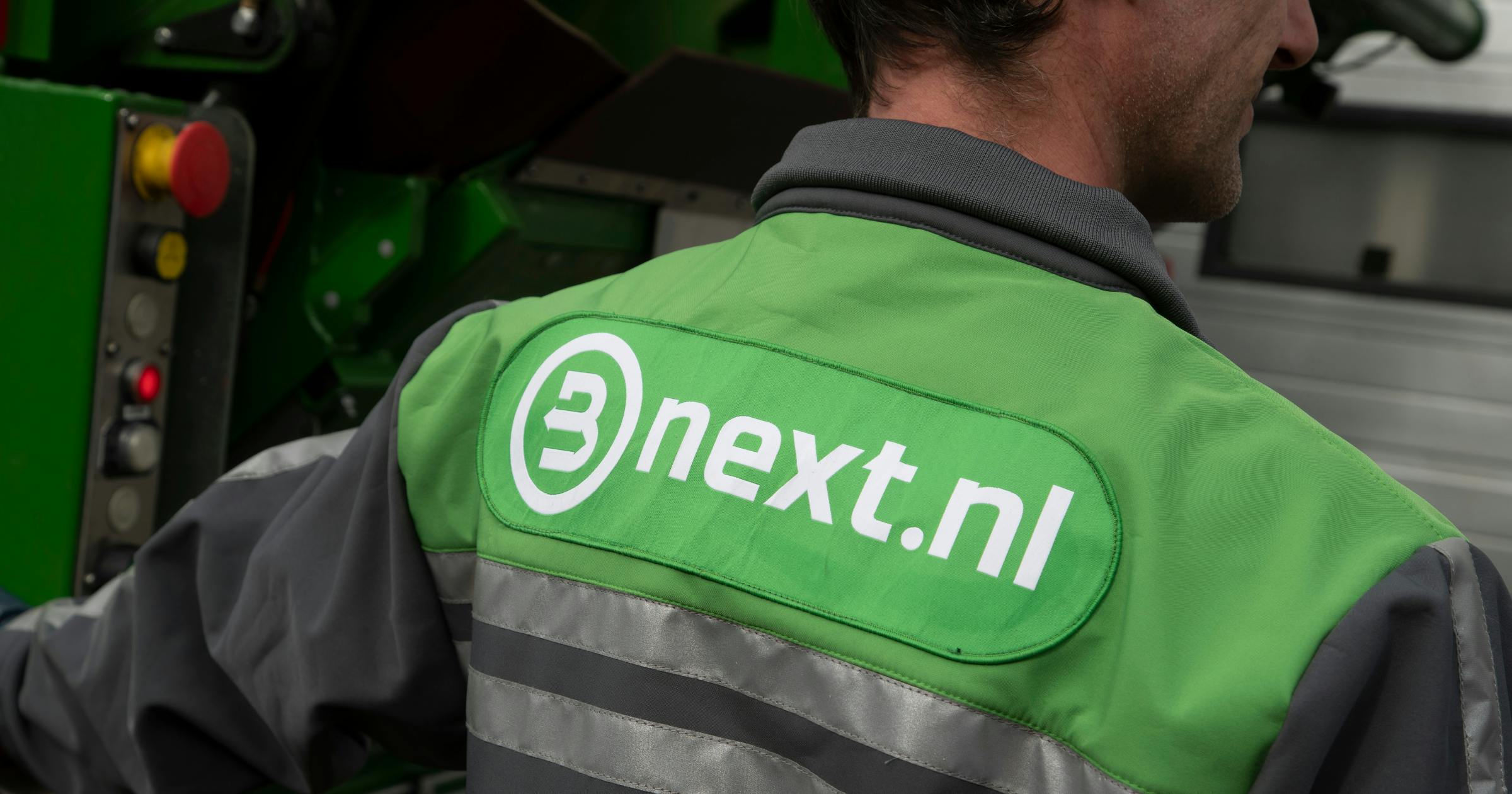 Beeld van een Bnext.nl logo op de achterkant van een jas