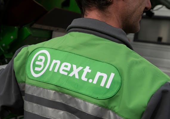 Beeld van een Bnext.nl logo op de achterkant van een jas
