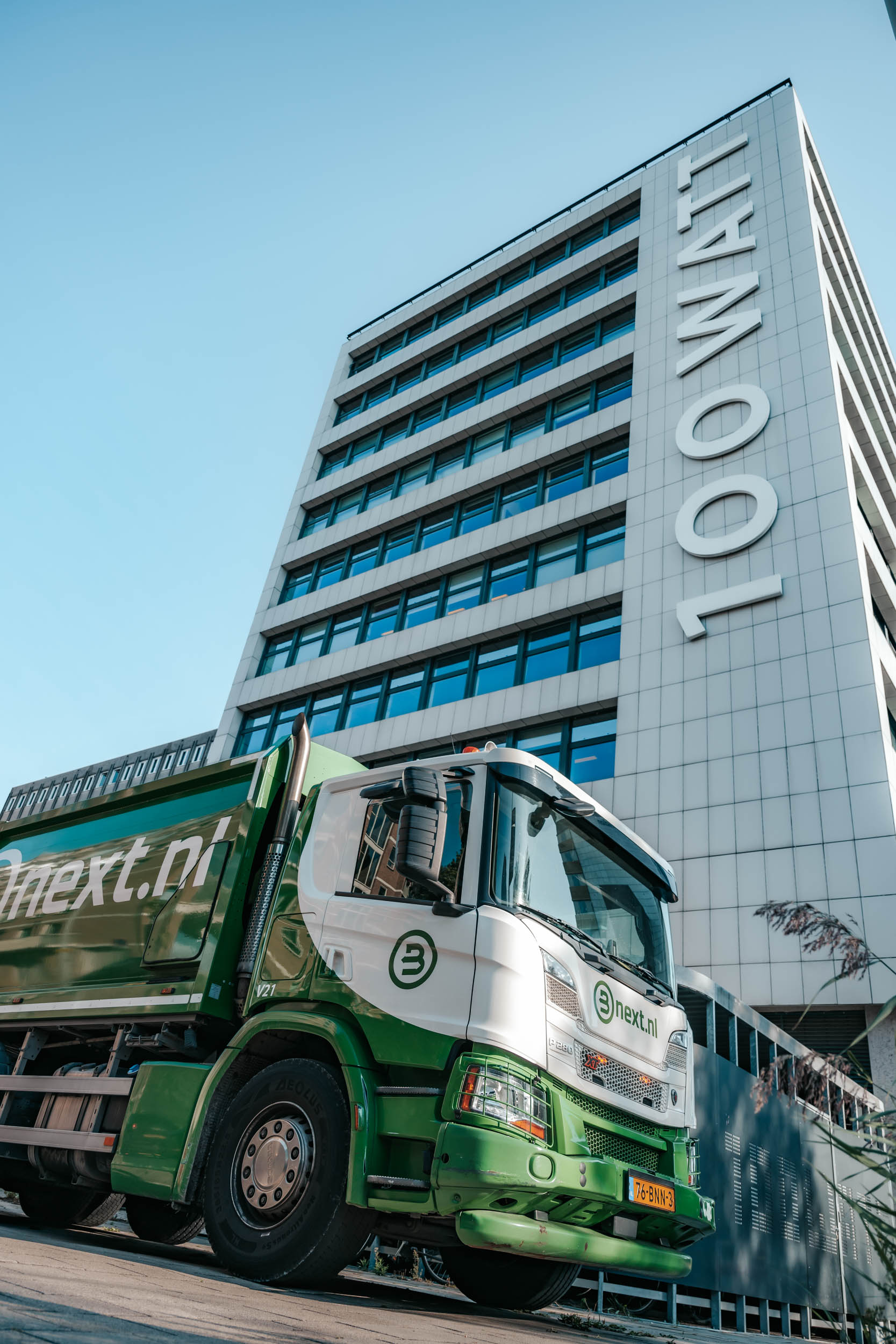 Een vrachtwagen voor een hotel