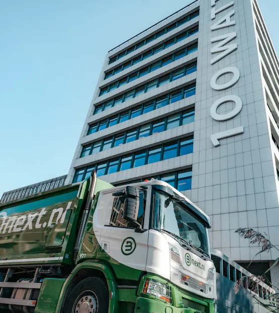 Een vrachtwagen voor een hotel