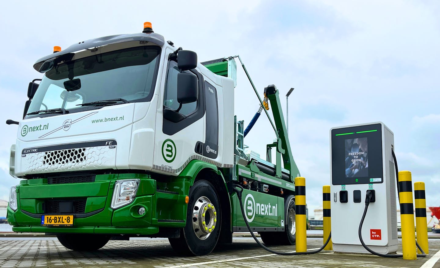 Elektrische portaalwagen van Bnext.nl bij een laadstation