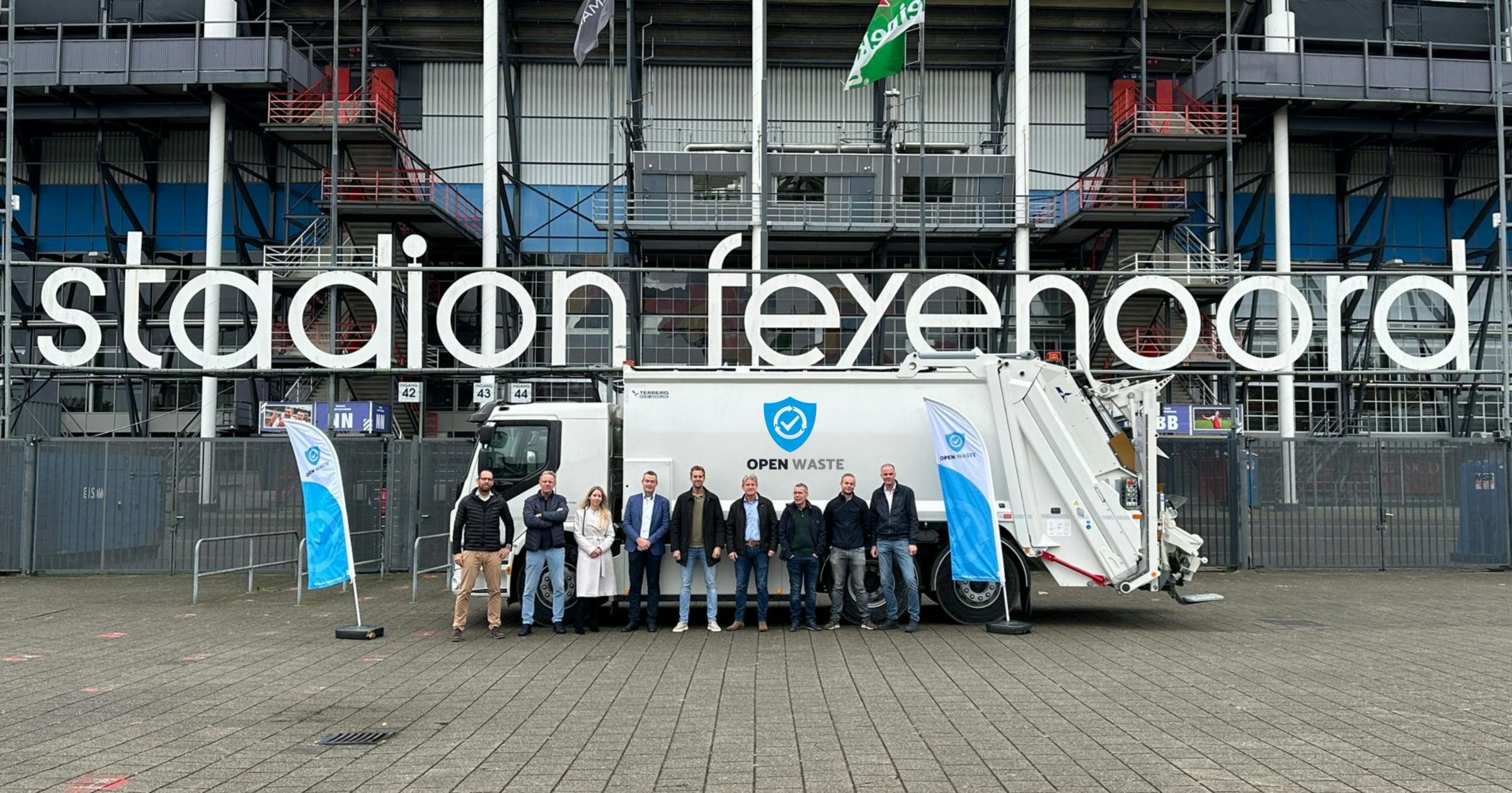 Het Open Waste team staat voor stadion Feyenoord bij de gezamenlijke ophaalwagen.