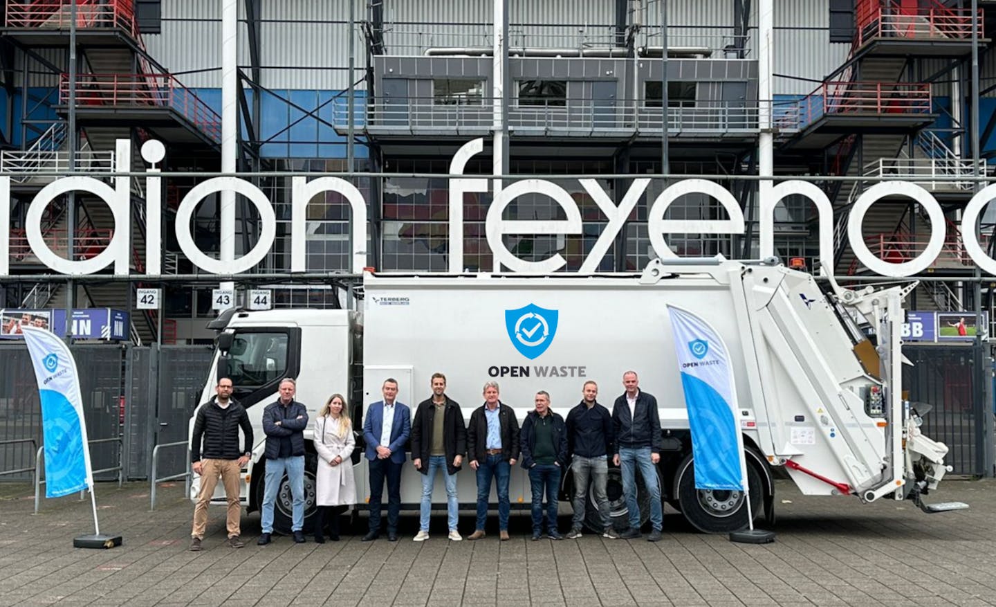 Het Open Waste team staat voor stadion Feyenoord bij de gezamenlijke ophaalwagen.