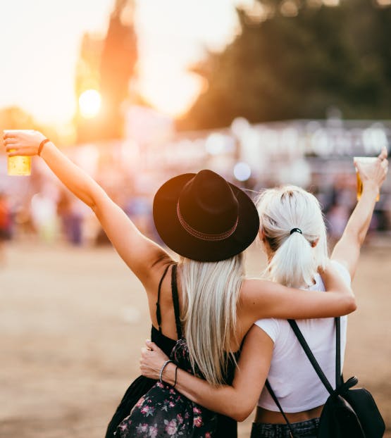 Twee festivalbezoekers met een plastic beker in hun hand