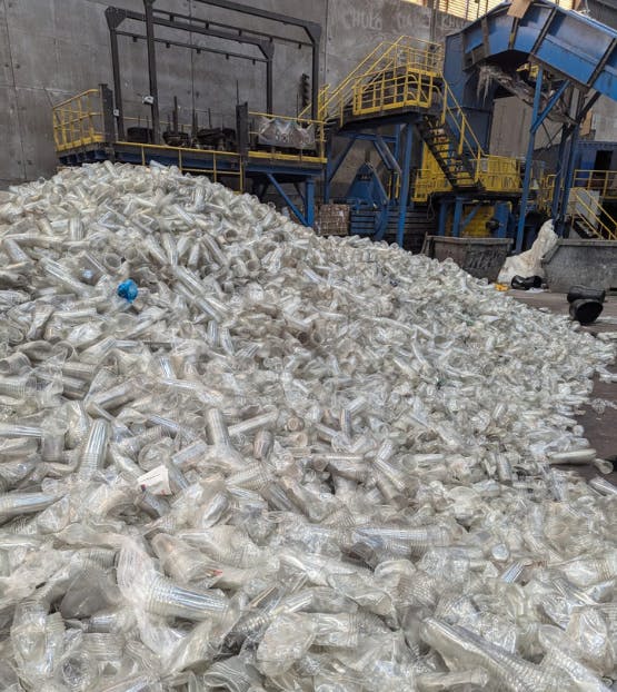 rPET bekers op een stapel