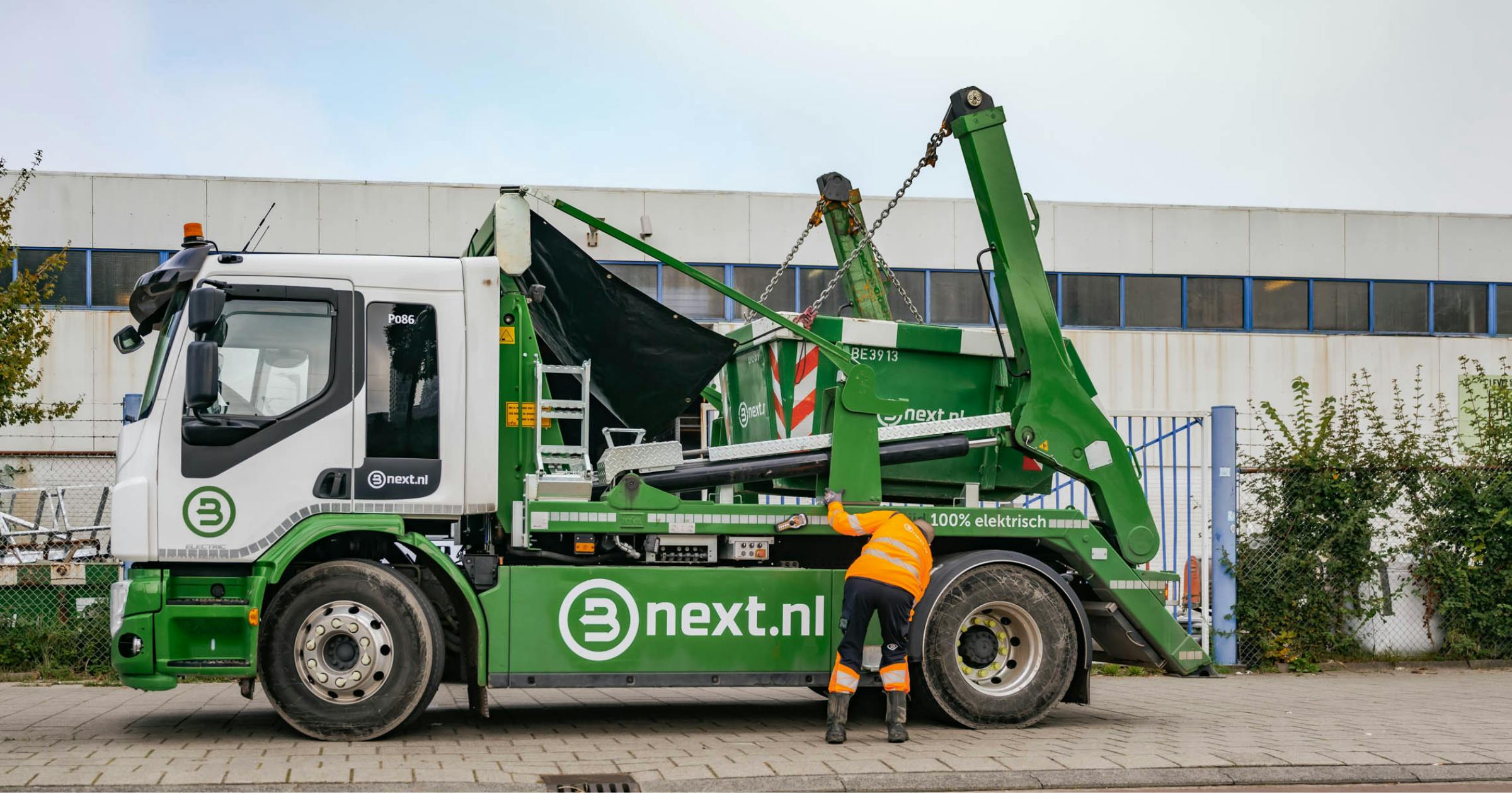 Afzetcontainer wordt opgehaald