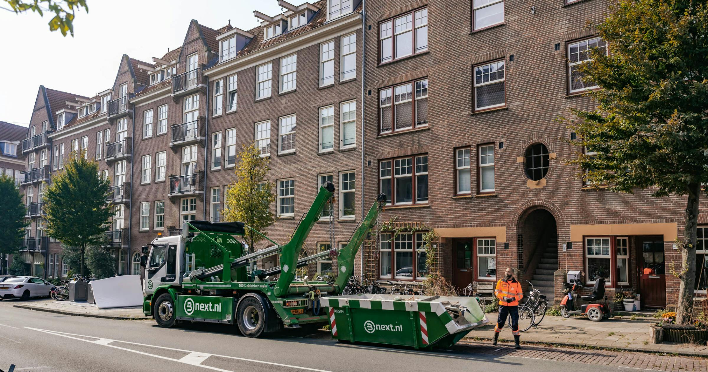 Een afzetcontainer vol puin wordt opgehaald in Amersfoort