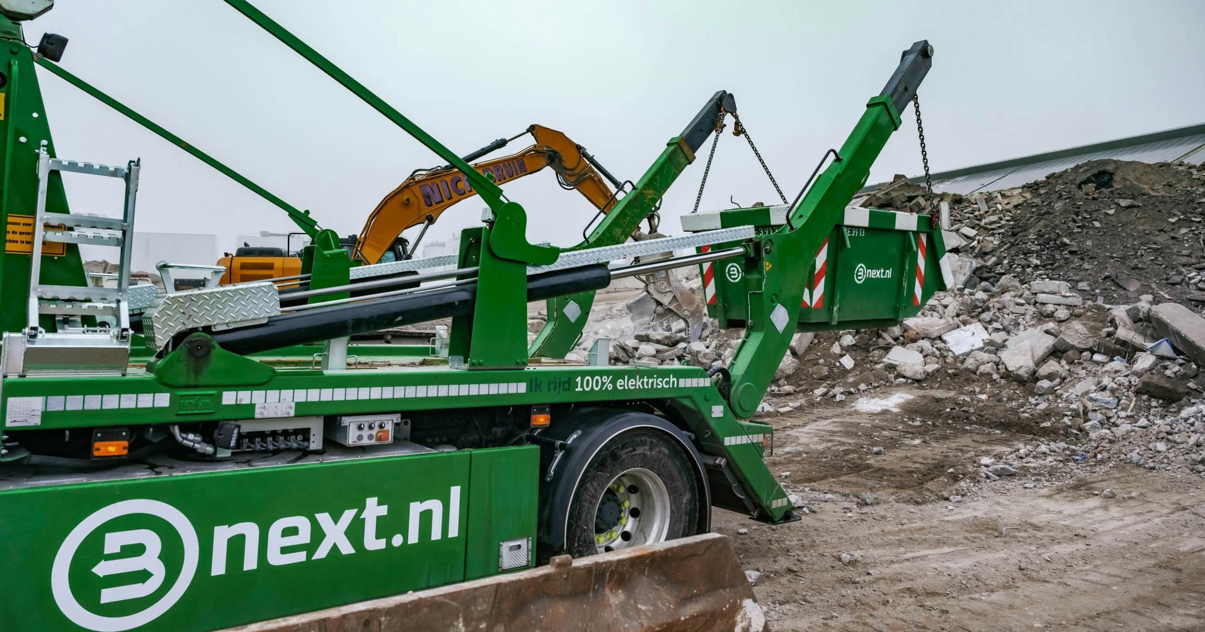 Een afzetcontainer wordt geleegd bij Bnext.nl recycling Amstelveen
