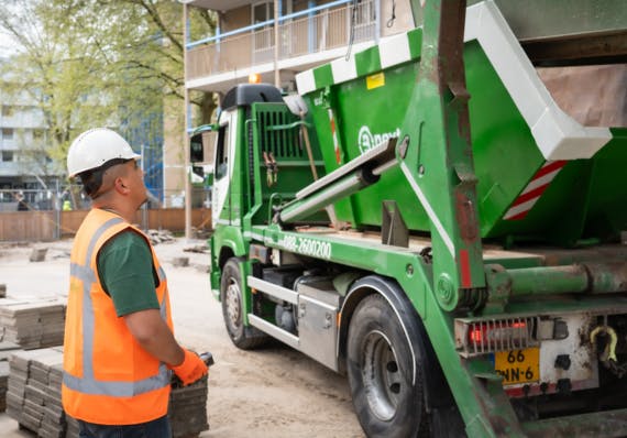 het laden van een afzetcontainer met een Bnext.nl medewerker erbij
