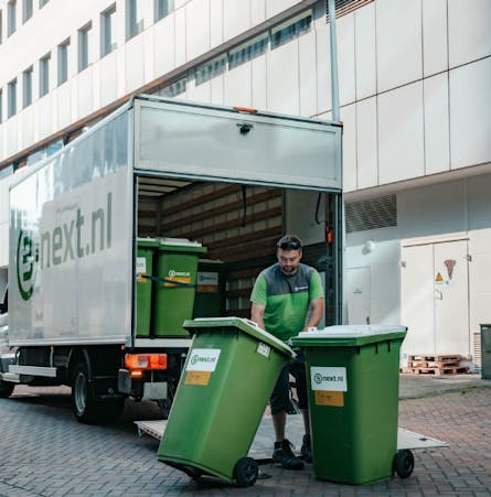 afval wordt gescheiden opgehaald in rolcontainers