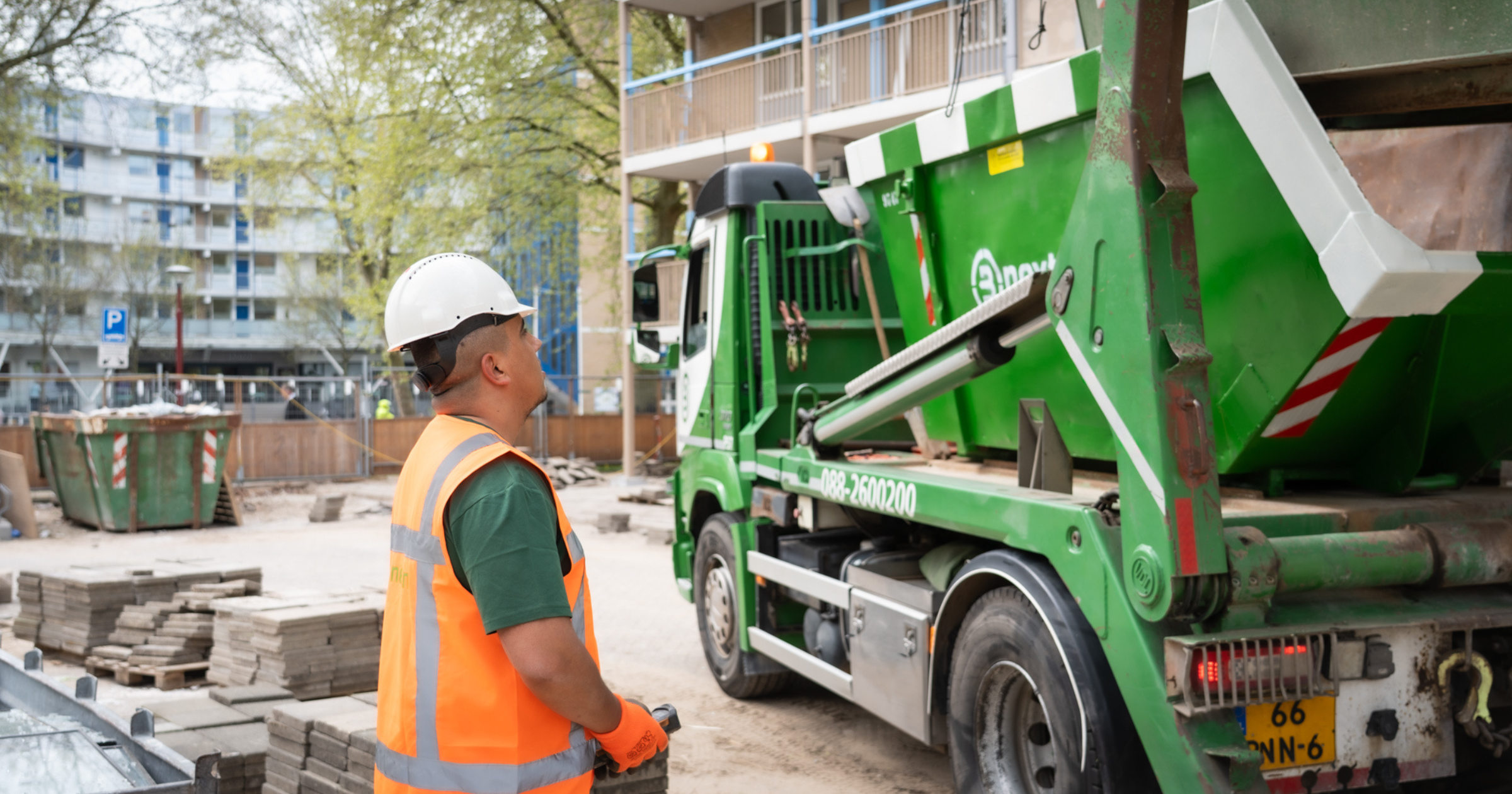 Een medewerker bedient op afstand een portaalwagen