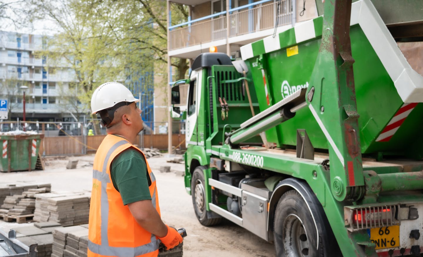 Een medewerker bedient op afstand een portaalwagen