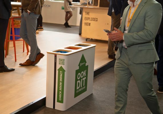 Een afvalsorteerstation op een drukke beurs