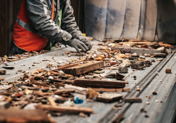 Afvalhout wordt gesorteerd op de lopende band