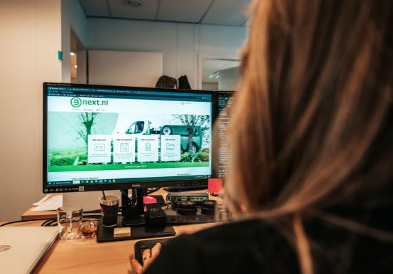 Bnext.nl medewerker kijkt op haar computerscherm