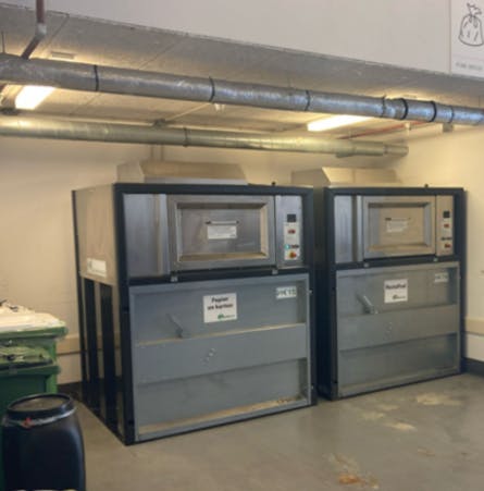 twee Impress containers naast elkaar in een compacte expeditieruimte