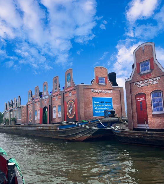 een 'drijf-in' drijvend ponton waarop afval wordt verzameld tijdens SAIL 2025