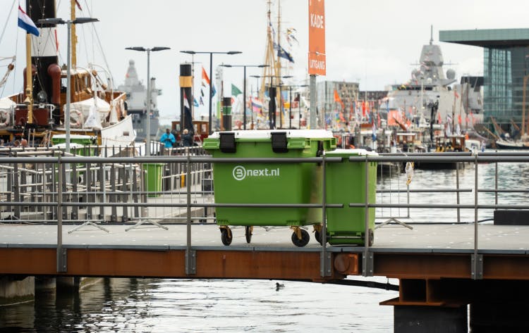 rolcontainers op een brug bij Sail 2025