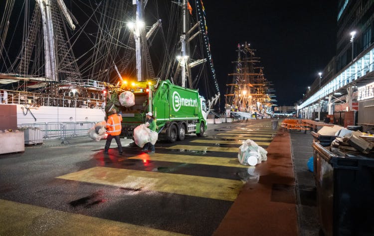 Bnext medewerkers ruimen in de nacht vuil op in de haven van Amsterdam bij Sail 2025