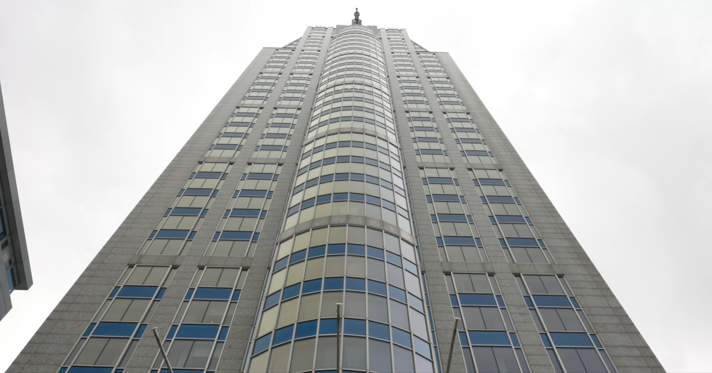 De voorkant van de Millennium Toren in Rotterdam