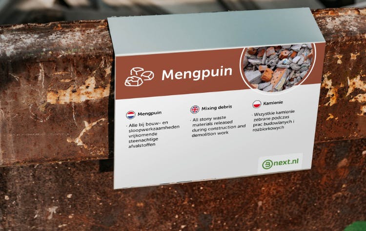 Een bordje over mengpuin op een container