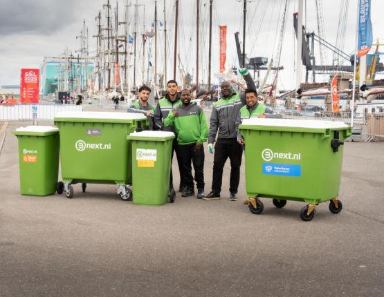 Bnext medewerkers zamelen gescheiden afval in tijdens SAIL 2025