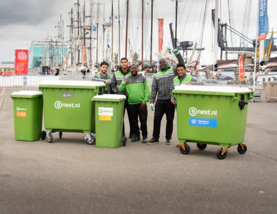 Bnext medewerkers zamelen gescheiden afval in tijdens SAIL 2025