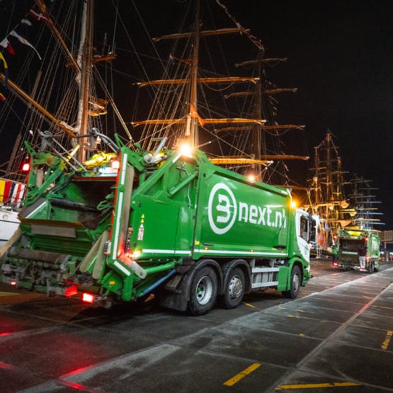 Bnext ophaalwagens rijden 's nachts tijdens SAIL 