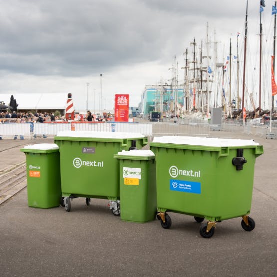 rolcontainers op de kade van SAIL 2025