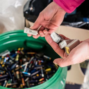oude batterijen in het afval