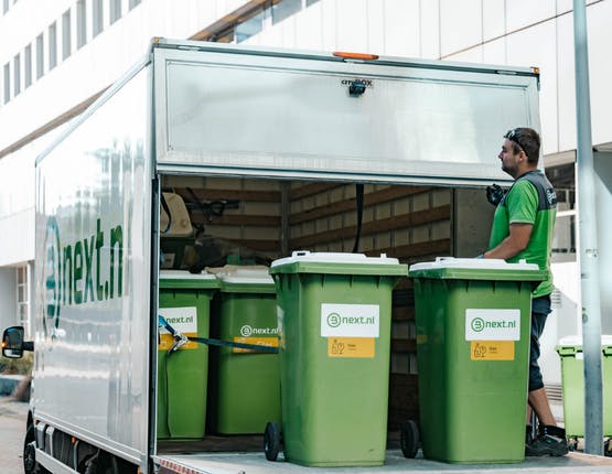 rolcontainers worden in een Bnext.nl wagen geladen