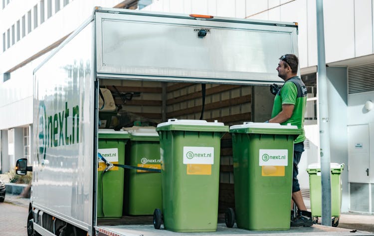 rolcontainers worden opgehaald bij een bedrijf