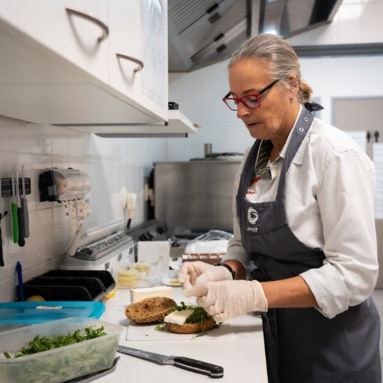 klaarmaken van een broodje in een horeca keuken