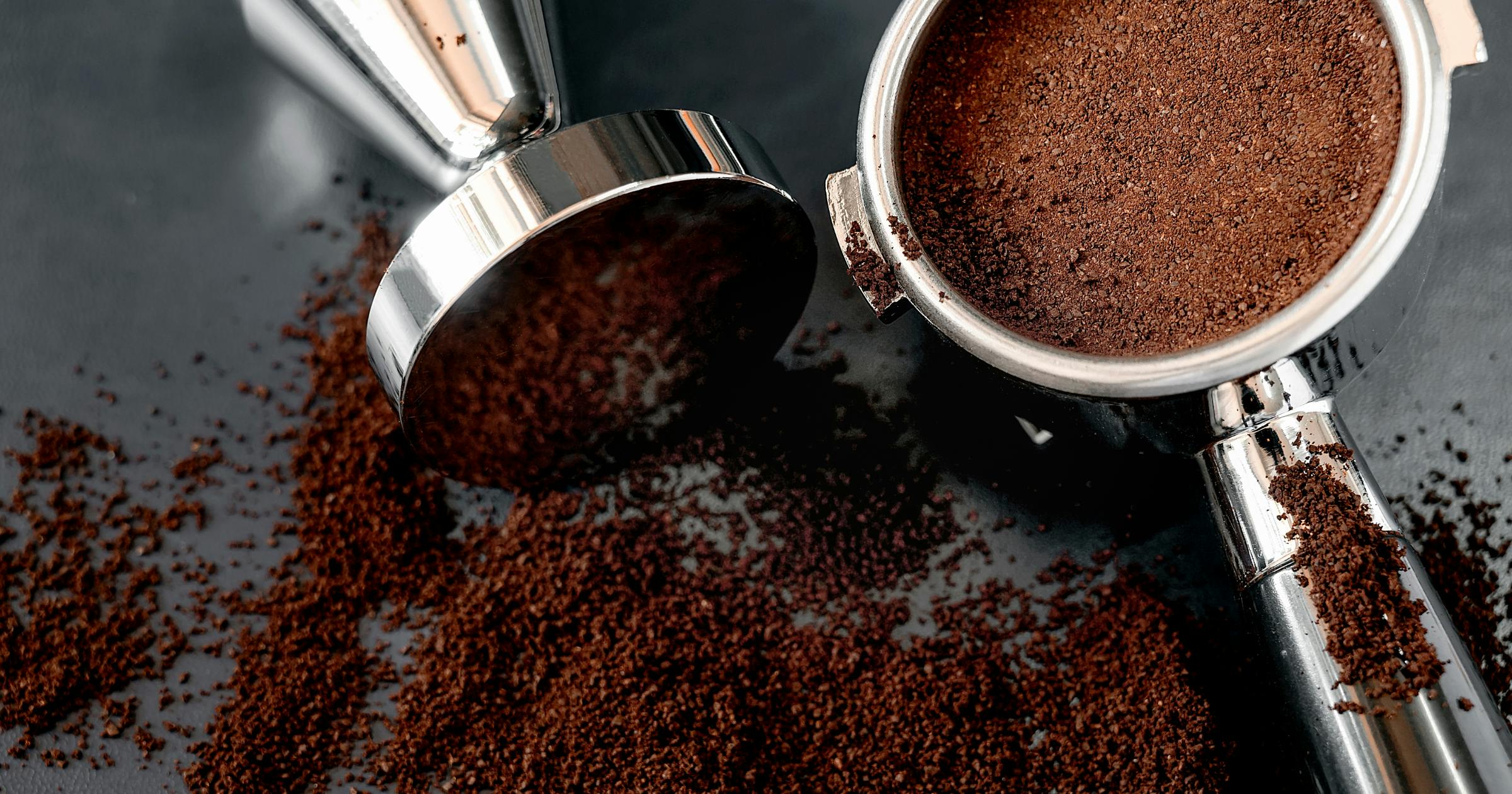 koffiedroes uit een koffie automaat op een aanrecht