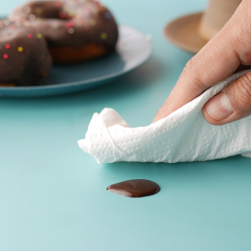 weghalen van geknoeide chocolade met een tissue