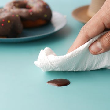 weghalen van geknoeide chocolade met een tissue