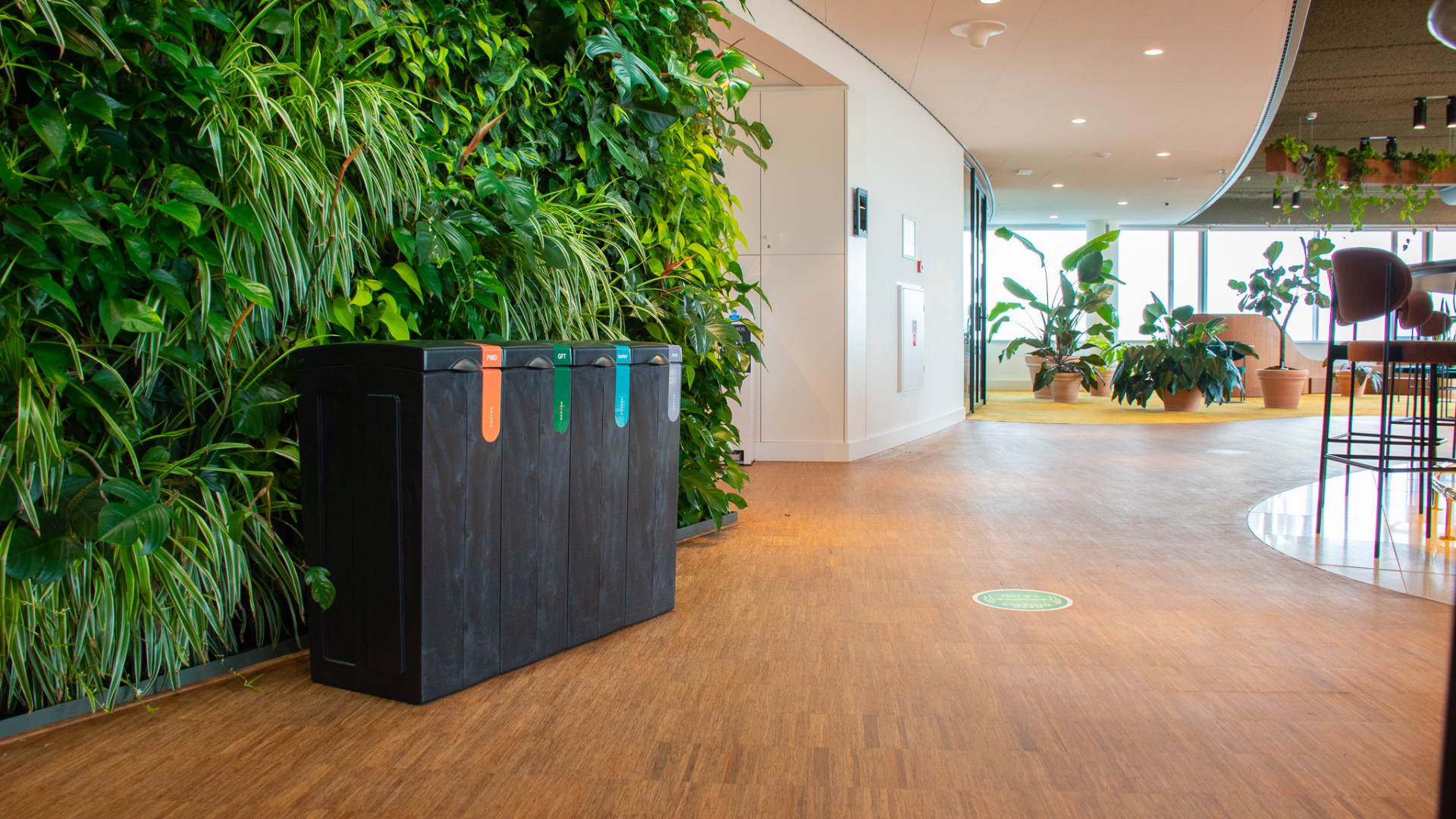 Een bonton scheidingsstation zorgt voor gescheiden afval op de werkplek