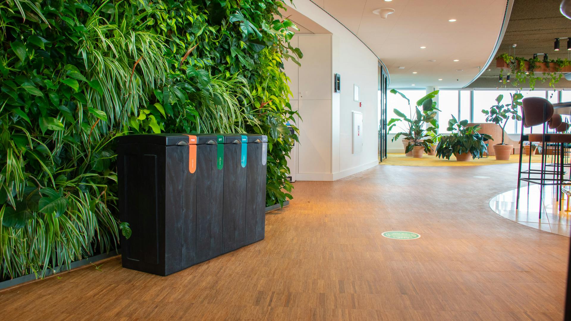 Een bonton scheidingsstation zorgt voor gescheiden afval op de werkplek