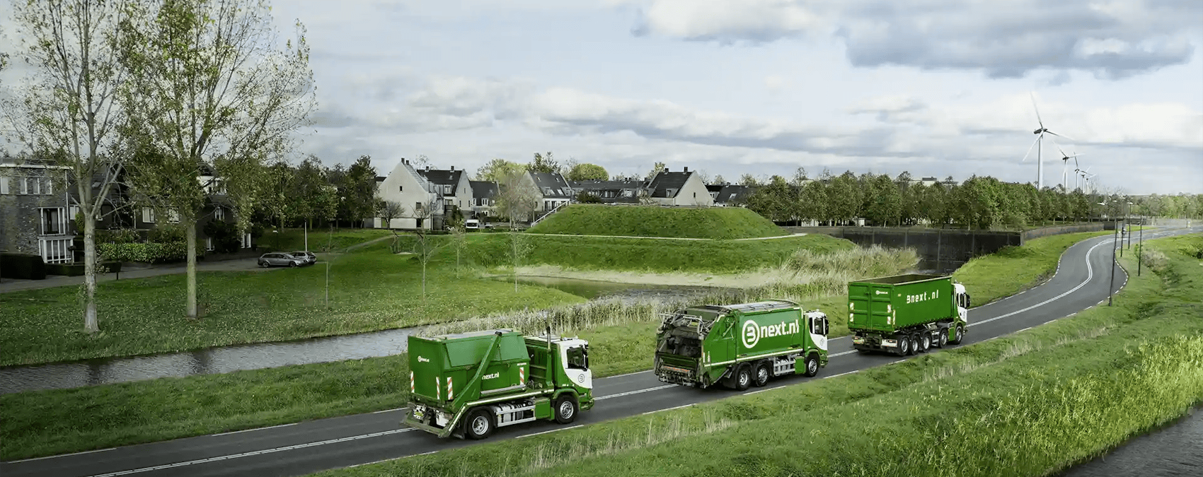 Drie vrachtwagens in een groene omgeving