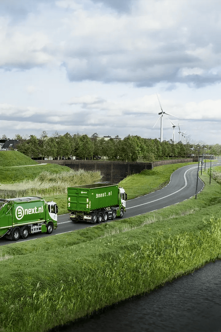 Vrachtwagens rijdend in een groen landschap