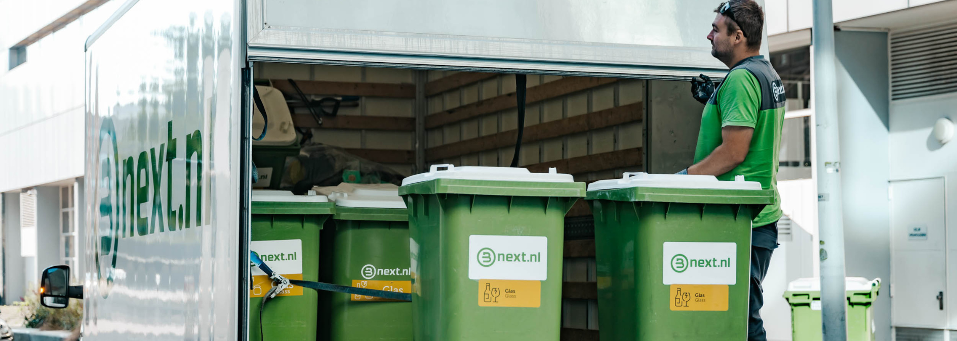 rolcontainers worden in een Bnext.nl wagen geladen
