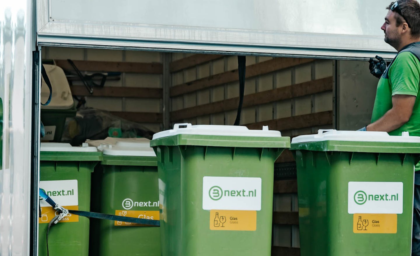 rolcontainers worden in een Bnext.nl wagen geladen