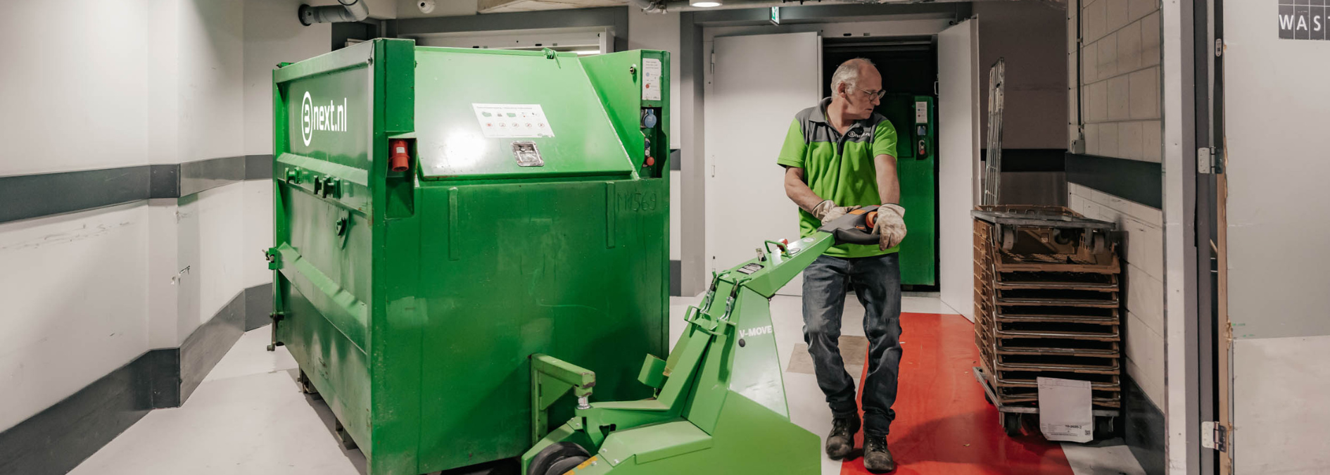 Minipers wordt gewisseld in een afvalruimte van een kantoorgebouw