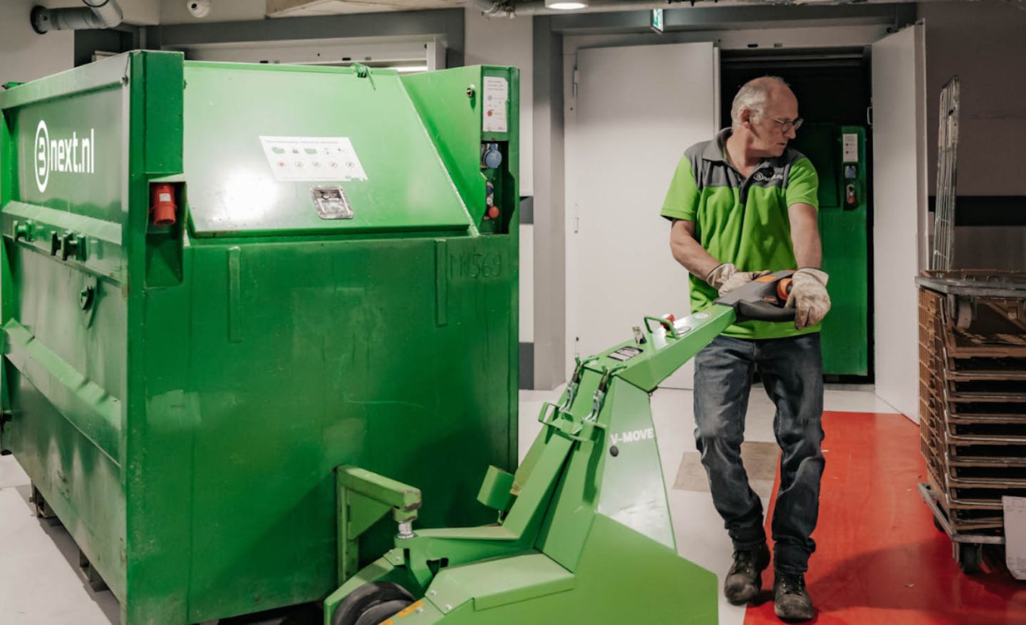 Minipers wordt gewisseld in een afvalruimte van een kantoorgebouw